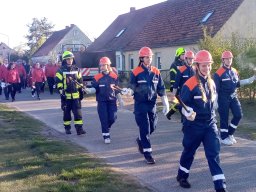 alljährlicher Fackelumzug zum Tanz in den Mai