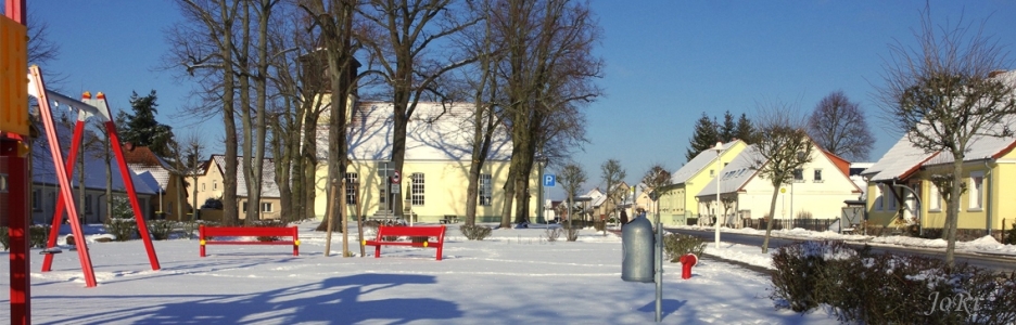 Dorfanger - Spielplatz und ev. Kirche in der Wilhelm-Pieck-Str.